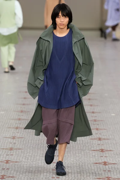 Look 15